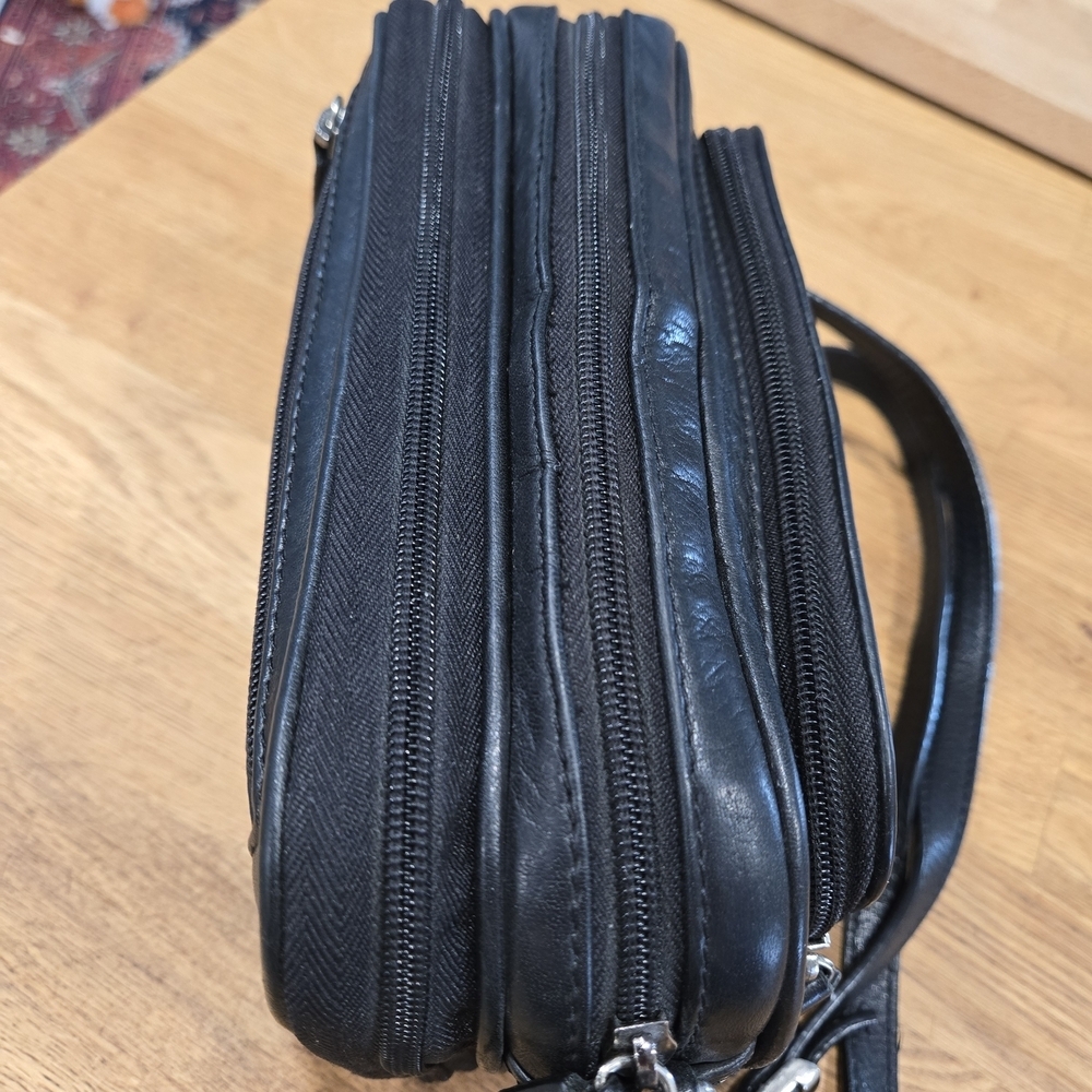 Mancini Leather Unisex Crossbody Wallet Bag - Picture 3 of 8